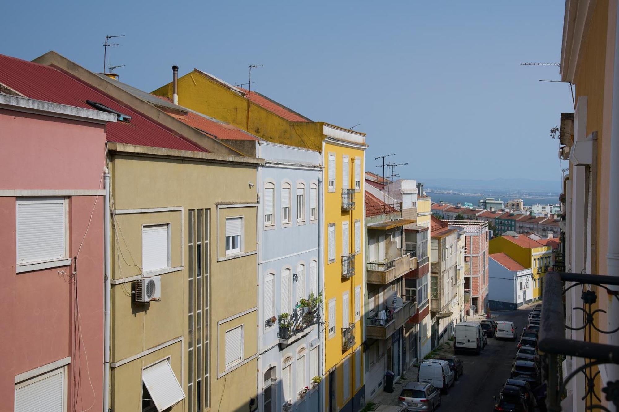 Elegant 3-bedroom With Tejo River View In Alameda Apartment